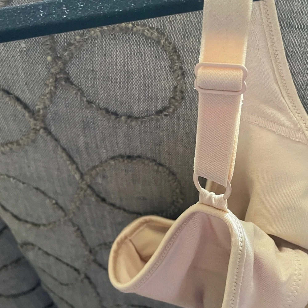 Lilyette Bra nude 38D .  Unpadded underwire style.  Adjustable straps.  EUC - Picture 11 of 12